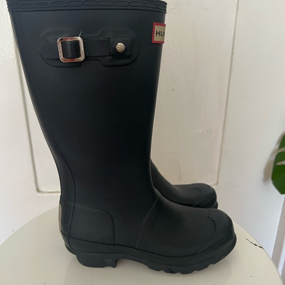 Kids navy blue hunter rain boots. Size 2/3. Good condition. - Picture 2 of 6